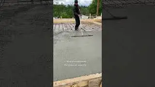 Заливаем бетонную площадку перед домом