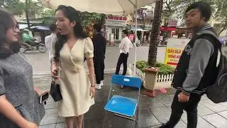 Tranh d&agrave;nh chỗ ngồi b&ecirc;n ngo&agrave;i đ&aacute;m cưới Hạnh Chee