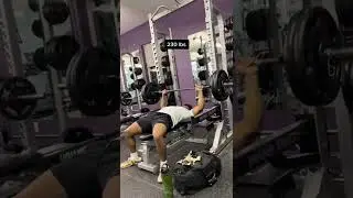 Can I beat the youtuber&rsquo;s max bench press 💪🏽 #shorts #recommended