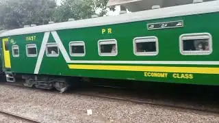 101 UP Subak Raftar Express crossing 102 DN at Khariyan Speedy cross Chanab River #pakistanrailway 