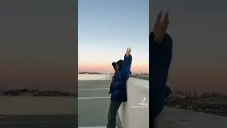 Lift and carry.Аня Покров носит на руках
