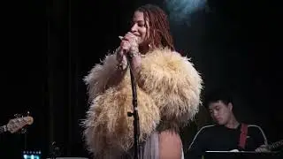 Gaya la chanteuse et ses musiciens au cabaret de curiosités
