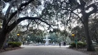 Savannah GA Walk: Riverfront &rarr; Forest Gump &rarr; Historic Squares &rarr; Forsyth Park (Virtual Vacation)