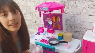 Brincando com a Cozinha Meg Doll da Magic Toys e a Geladeira da Xalingo!