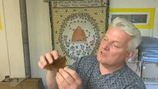 Jager maken met de korf door de bijen tegen een doek op te jagen
