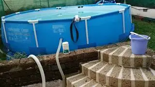 L acqua verde della piscina, ritorna cristallina