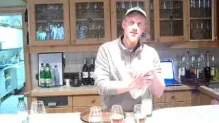 Rudi Glaser vom Weigut Glaser/ Nordheim in seiner Heckenwirtschaft