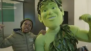 It's corn! Viral 'Corn Kid' hands out 90K cans of corn, veggies in NYC