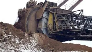 Giant machines. The work bucket wheel excavator