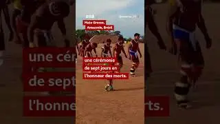 Un enfant indig&egrave;ne participe &agrave; une danse rituelle en l'honneur de ses anc&ecirc;tres d&eacute;c&eacute;d&eacute;s