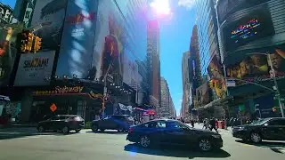 Paseando por las calles concurridas de Manhattan, Nueva York