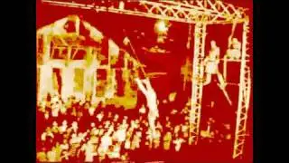 expreso del hielo hellscrack playing jungle cock on stage during the show