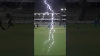 Какой потрясающий выбег! 😱 Бумра выходит на поле в режиме 