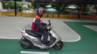 機車路考88分 教兒子7秒直線吹放吹放油門盡量滑行必過。起步搖頭+方向燈。停車關方向燈。切換車道回頭+方向燈。