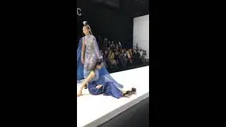 2 Models fall down in very high heels during a Chinese fashion show (October 2018)
