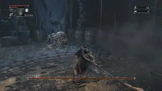 Bloodborne_漢威克女巫。大斧蓄力重擊就完事了...小心藍色的光，被抓到會無法動