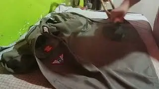 Menyetrika Baju Polisi