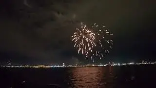 New year eve #fireworks #new#happy #wonderful #pomsky #pomskydog #pomskylife #pomskylove  #烟花#随夕夜