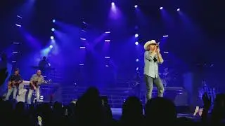 Justin Moore and Bo&nbsp;Garrett play tribute to Troy Gentry