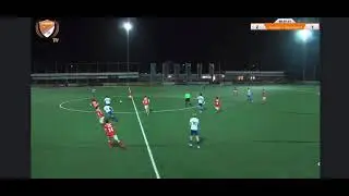 Voetballer sv Angeren Djoi van Blijderveen scoort vanaf de middenlijn