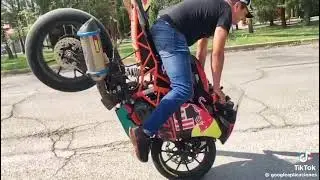 JAKE PAUL contra Anthony Joshua style.(Almost) Endo Stoppie en RED BULL KTM 390