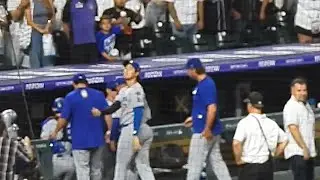 神対応をする大谷翔平選手‼️ファンに、カーショウと一緒にシャドーピッチングしたお宝ボールをプレゼント！羨ましい#shoheiohtani #dodgers#kershaw #ドジャースファン#mvp