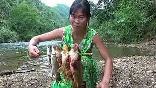 Primitive Life: Smart Girl's Fishing Skills Catch A Lot Of Fish - Cooking Fish For Survival
