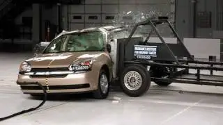 2005 Chevrolet Malibu side IIHS crash test