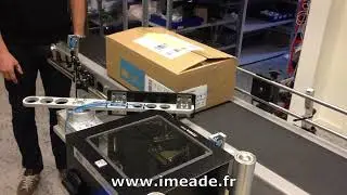 impression et pose d'une &eacute;tiquette dans le coin d'un carton avec un applicateur rotatif