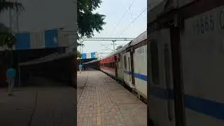 Saket express , Mumbai faizabad at sultanpur junction. #shorta by railplanet