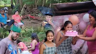 MARTITA FELIZ MUERDE SU PASTEL Y DISFRUTANDO DEL REFRIJERIO Q LES PREPARE