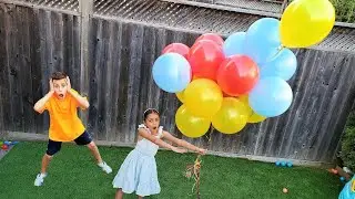 Heidi beb&eacute; juega con globos.  Ni&ntilde;os inflan globos gigantes de colores!!