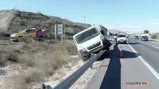 RESCATE FURGONETA ACCIDENTADA EN LA AUTOVIA. ACTUACION IMPECABLE GRUAS LA VARIANTE