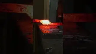 Вот как можно соединить две детали вместе с помощью ковки #кузнец #наковальня #asmr #ковка #шорты