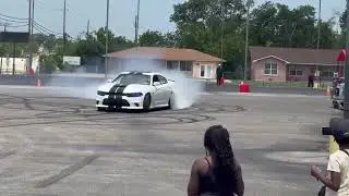 Dodge Charger SRT Hellcat redeye burnout and donuts 