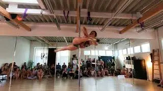 Sommerfest 2025 &ndash; Pole Solo Choreo von Trainerin/Studioinhaberin Julia Maschek