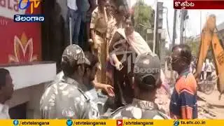 Women Serious On GHMC Officials at Hyderabad