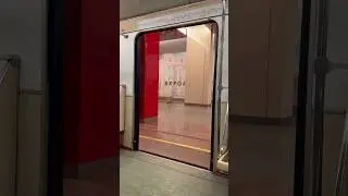 Новый информатор в МосМетро!!! Будьте вежливы уступайте места, тем кому сложнее стоять!