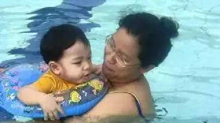1st time swimming 3 okt 09.AVI