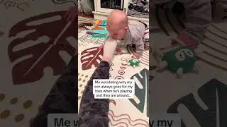 Baby loves biting toes 😮