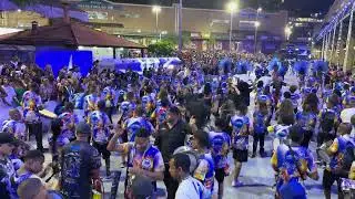 Bateria da Unidos da Ponte no mini desfile para o carnaval 2026