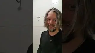 Duschen auf dem #Camino . Wer gesellschaftsf&auml;hig bleiben will, riskiert das erfrischende Nass.