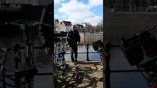 magneetvissen,een vering aan de haak en de haan op de achtergrond 🤣🤣Amsterdam