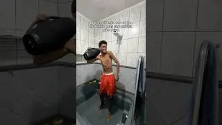 pov: voc&ecirc; tenta tomar banho r&aacute;pido mas sua playlist n&atilde;o deixa