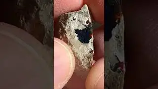 Скрытый красный цвет черного опала: ослепительное открытие
