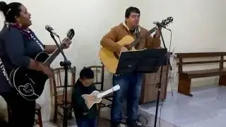 Miguel tocando na missa