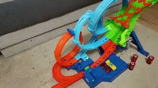 I Test different Hot Wheels Cars on Hot Wheels 4 Loop Crash Out