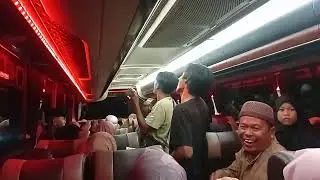 Pengamen Bersolawa disawer jama'ah