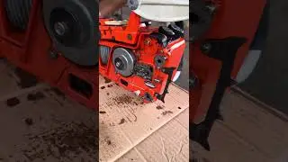 the chain oil of the chainsaw looks like a waterfall.