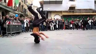 Break Dance Freestyle in Rome...Head spinning! WOW